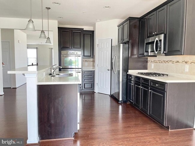 Building Photo - 43913 Centergate Dr