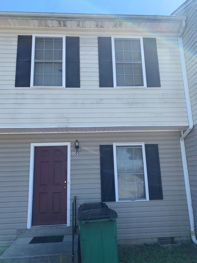 3 Bedroom 2.5 Bath Townhouse - 3 Bedroom 2.5 Bath Townhouse
