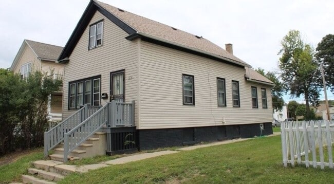 Building Photo - 3 Bedroom Single Family