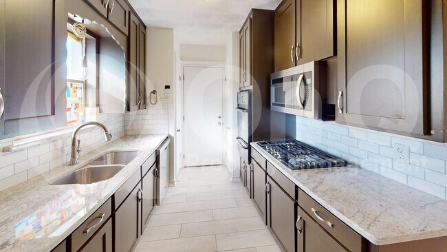 Foto del edificio - 3535 Creek View Dr