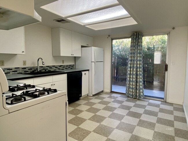 Building Photo - ATK1016-Placement