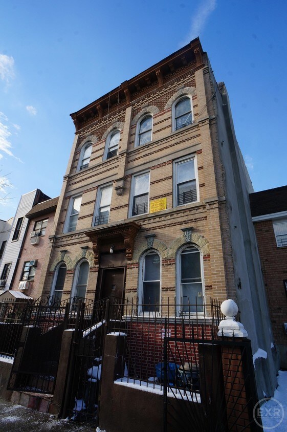 Building Photo - 1355 Putnam Ave