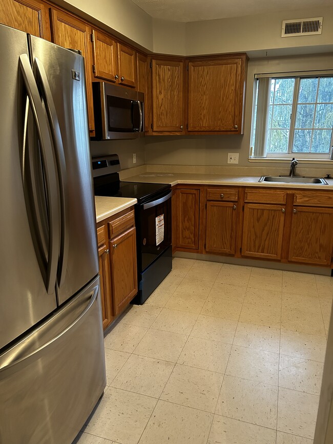 Building Photo - 10365 Glenway Dr