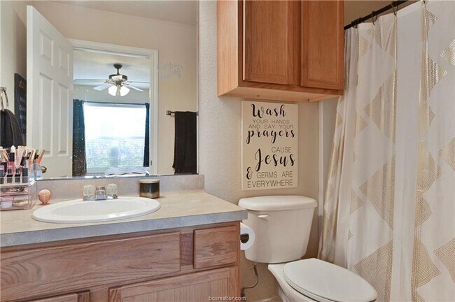 Foto del edificio - AUGUST 2026-2027 PRE-LEASE!! Don't miss this beautiful duplex located within minutes of Texas A&M!