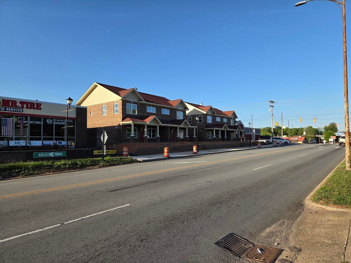 Foto del edificio - New Main Street Townhomes for Rent