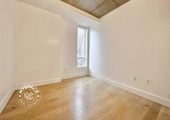 Foto del edificio - 152 Manhattan Ave