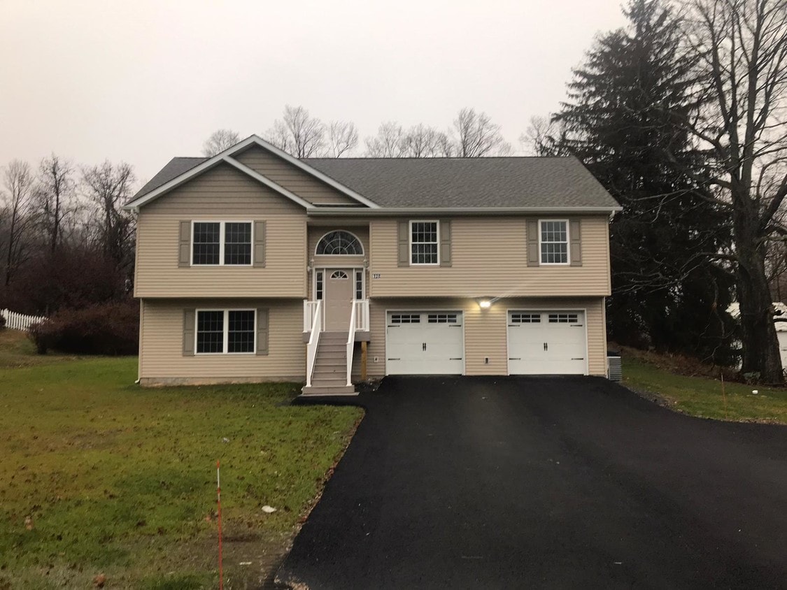 138 Ridge Rd, Woodbury, NY 10930 House for Rent in Woodbury, NY