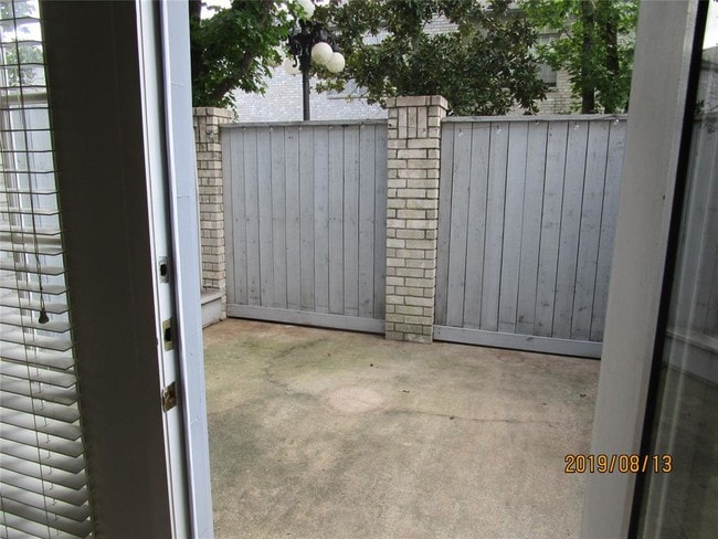 Building Photo - 592 Wilcrest Dr