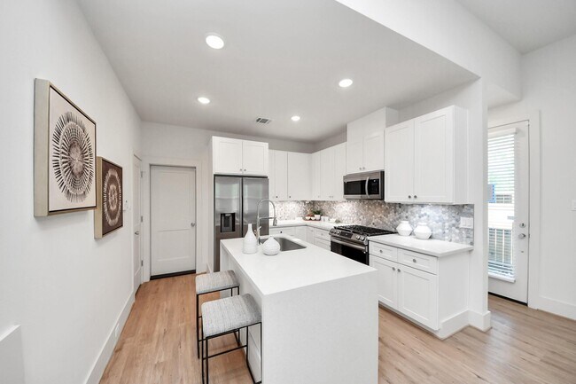 Building Photo - 1049 Glenn Ave