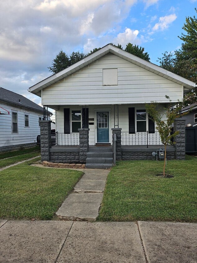Primary Photo - 2 bed one bath house with fenced in backyard