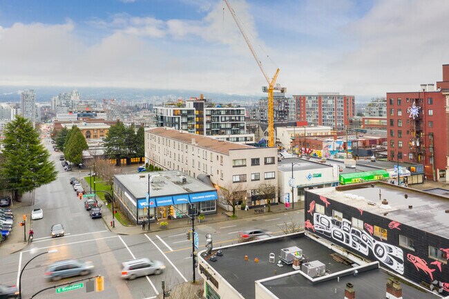 Photo du bâtiment - 107-111 E Broadway Ave