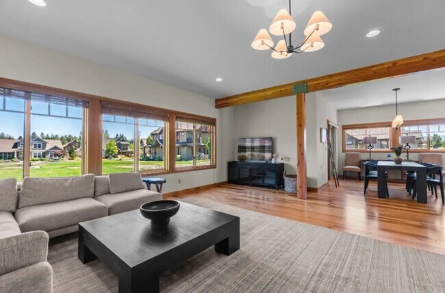 Building Photo - Stunning 4-bedroom/2-bath with pristine Mt. Views in Pine Meadow!