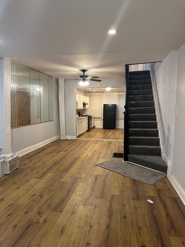 Foto del edificio - Spacious Rooms! Finished Basement! W/D Hook-Up!! Available Now!