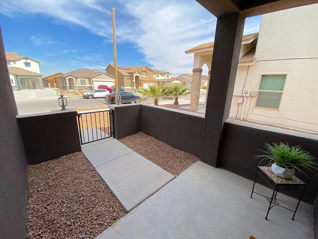 Building Photo - East El Paso 3 bed Refrig A/C