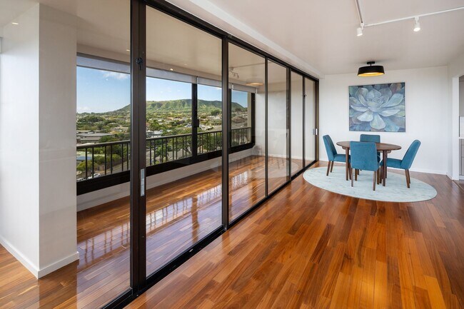 Foto del edificio - Regency at Kahala - Partially Furnished - 1 bedroom, 1 bathroom, 1 parking stall