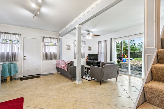 Building Photo - 2942 Palm Cir