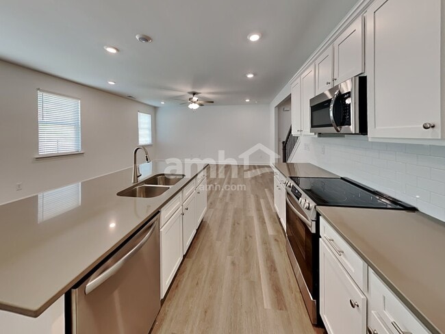 Building Photo - 645 Summit View Lane