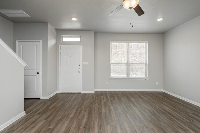 Building Photo - Spacious Townhome Available Now!