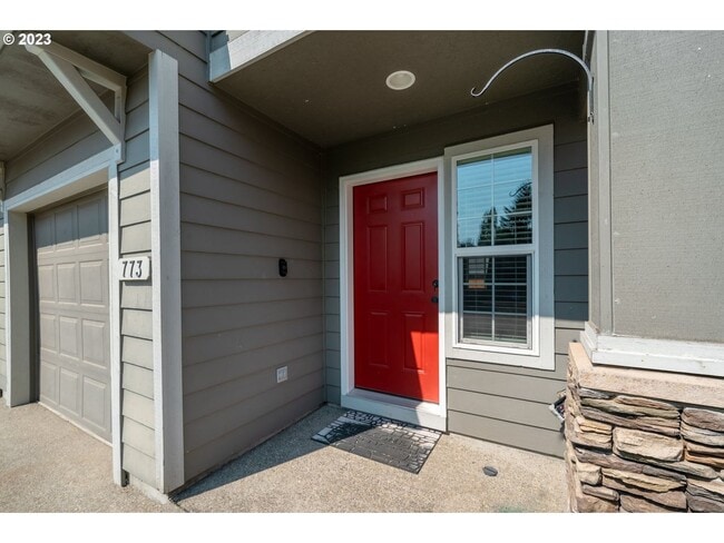 Building Photo - Stunning townhouse in Canby- 3 bed / 2.5 b...