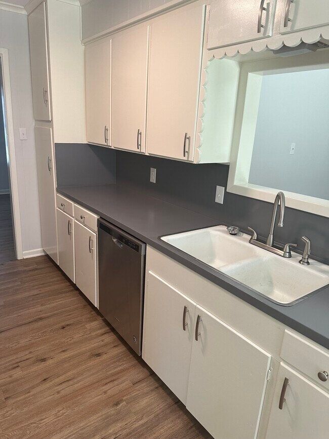 Building Photo - 1927 Montrose Dr