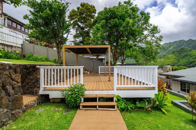 Building Photo - Manoa Valley, 4 bedroom, 3 bath, Fully Ren...