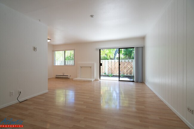 Building Photo - 1070 Mercedes Ave