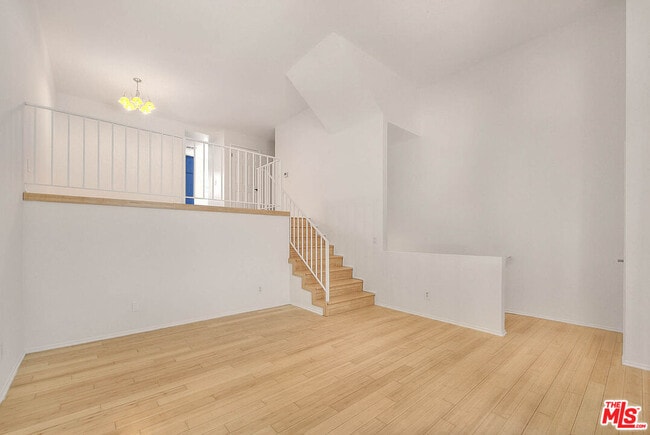 Foto del edificio - 8741 Darby Ave