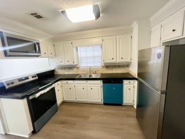 Photo - Charming 3 Bedroom Home in Brandon 047 – Great Location- Recently Renovated!