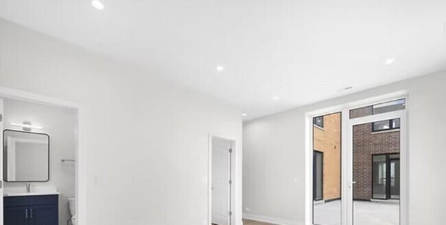Building Photo - 2 bedroom in CHICAGO IL 60630