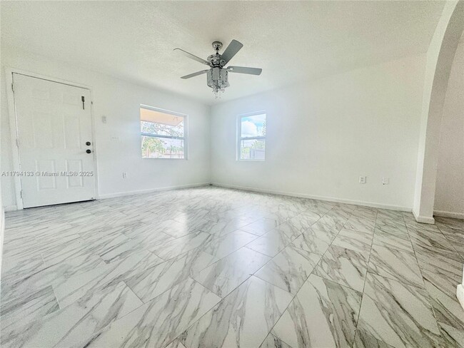 Foto del edificio - 526 SW 7th Ct