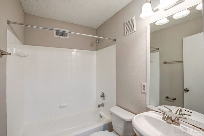 Building Photo - Towne at Lakewood Heights