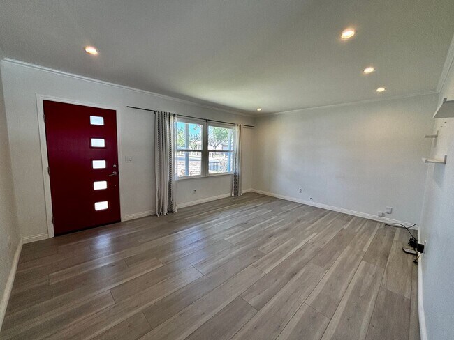 Building Photo - Beautiful 3 Bedroom Home Located in West Hills