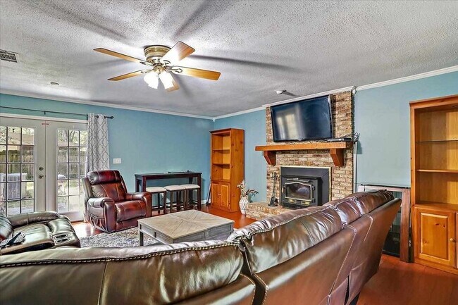 living room - 2558 Crestleigh Mnr