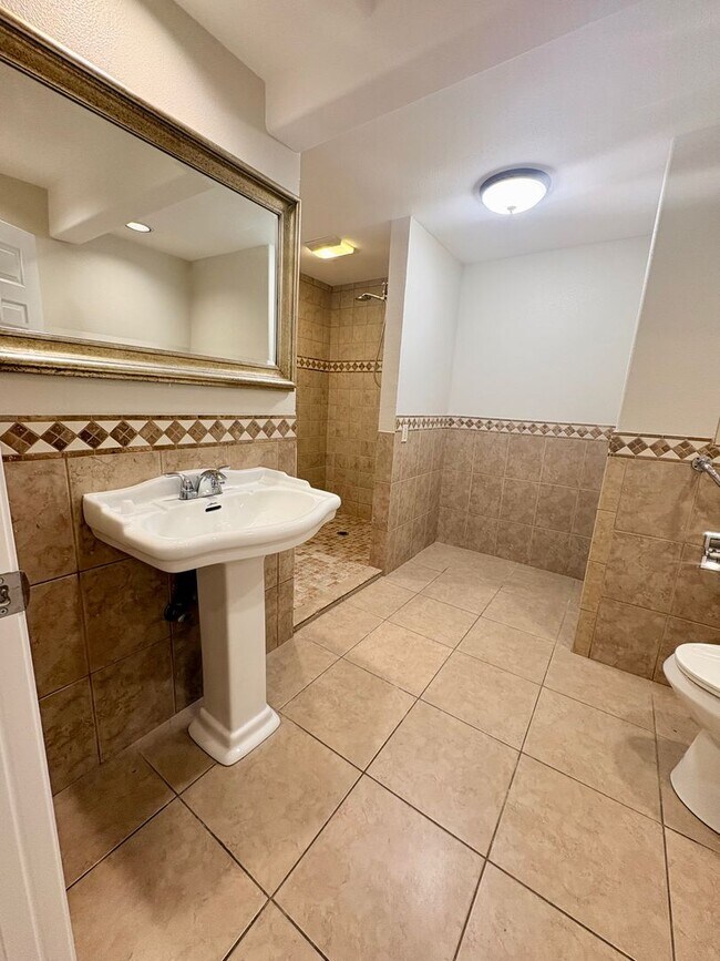 Foto del edificio - $1500 Off First Month! Remodeled Shoreline Home