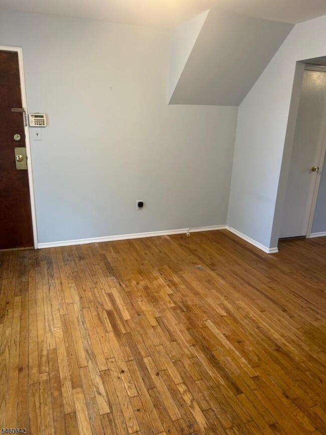 Building Photo - 1105 N Oaks Blvd