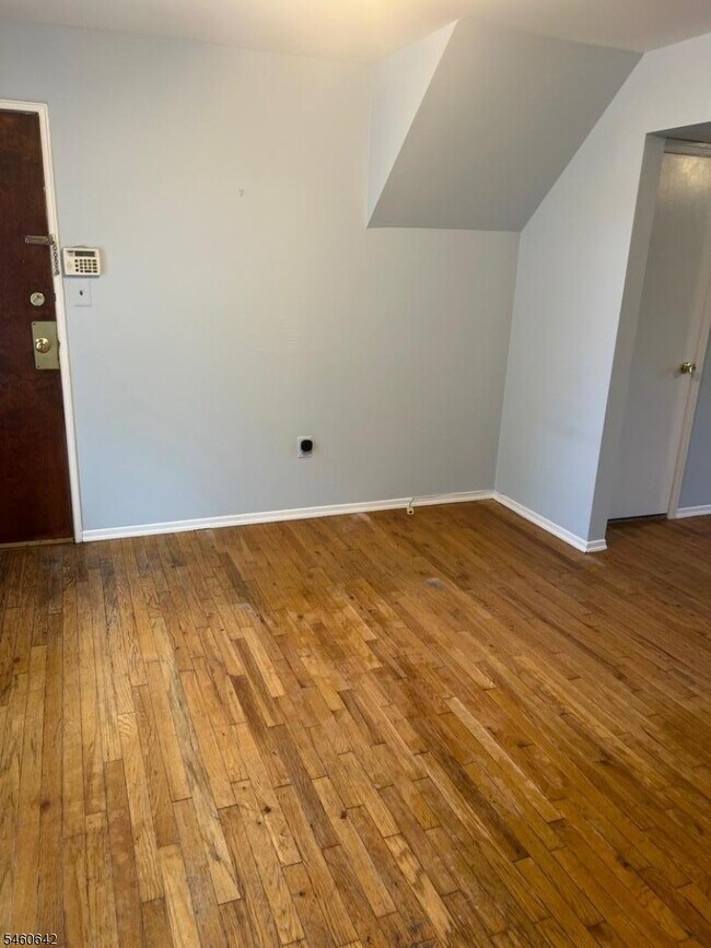 Foto del edificio - 1105 N Oaks Blvd
