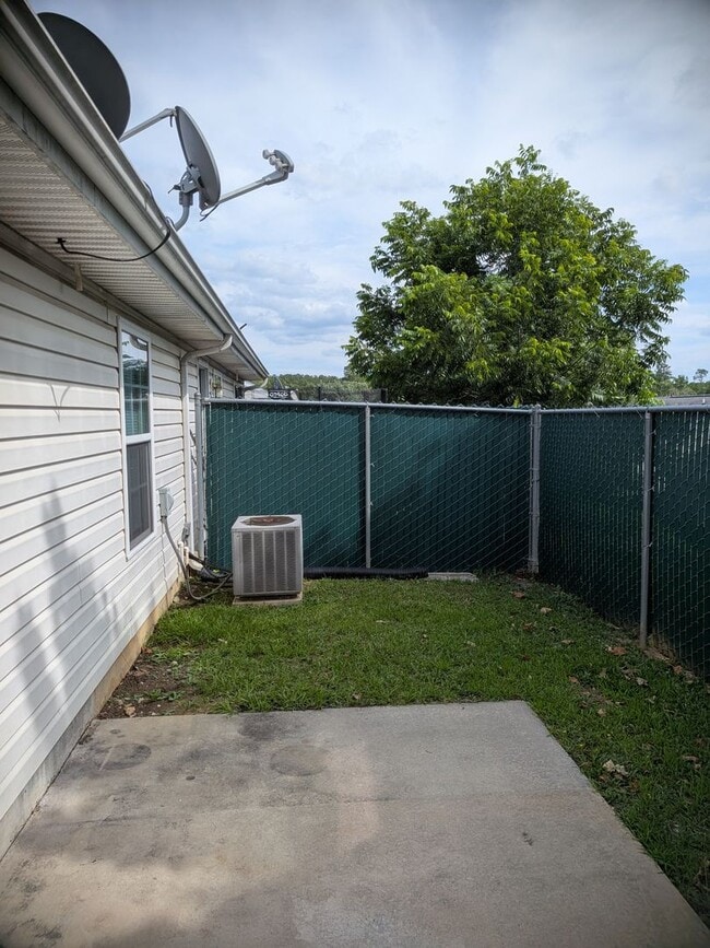 Foto del edificio - 407 Flowing Creek Dr