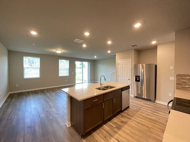 Building Photo - 3 Bedroom, 2.5 Bath Town Home in Greens at...
