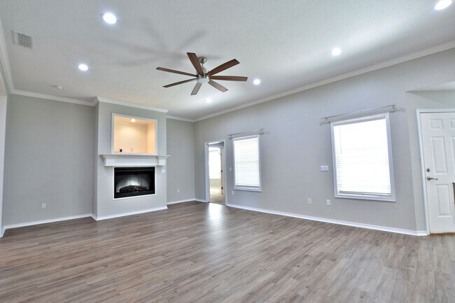 Building Photo - Beautifully designed 4 Bed 2 Bath home wit...