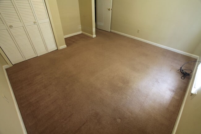 Building Photo - Two Bedroom Duplex Available March!