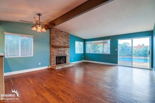 Foto del edificio - Stunning 3Bdm 2Ba Home with Sparkling Pool...