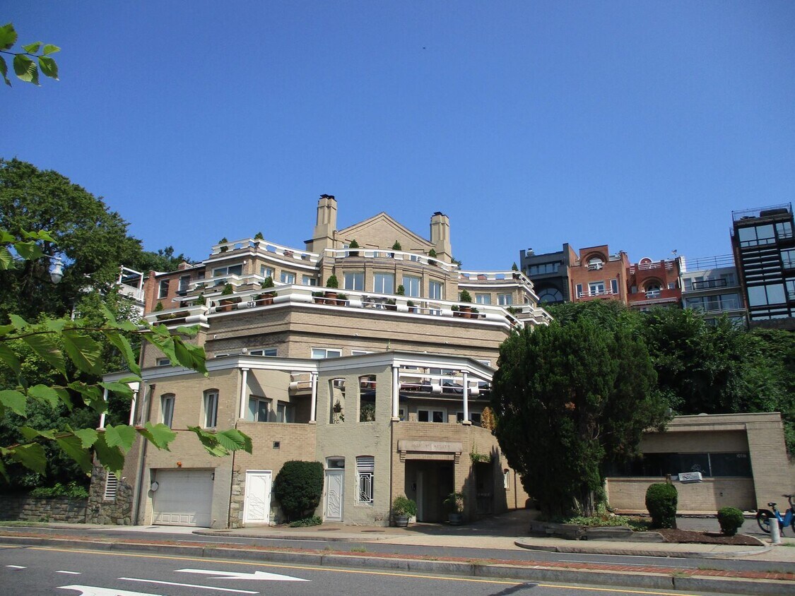 Primary Photo - Luxury 2 Bedroom 2 Bathroom plus den Georg...