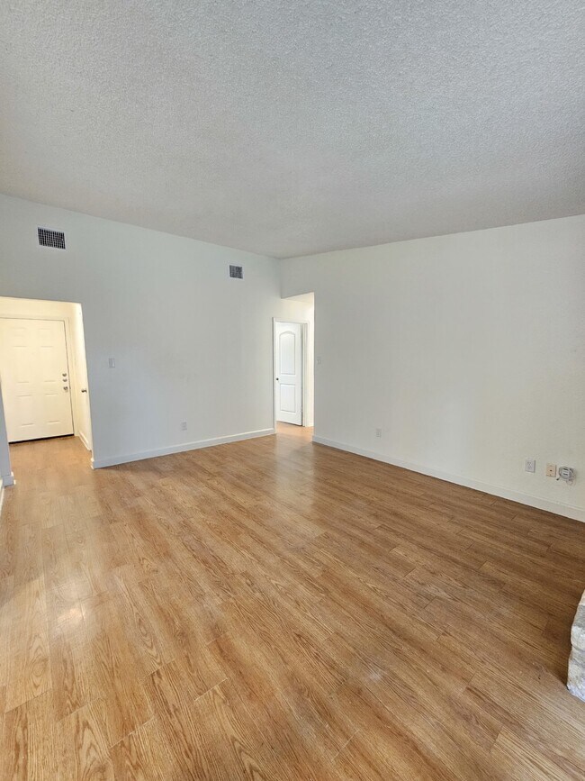 Foto del edificio - Charming 4-Bedroom Retreat with Cozy Fireplace in Vibrant Austin Neighborhood!