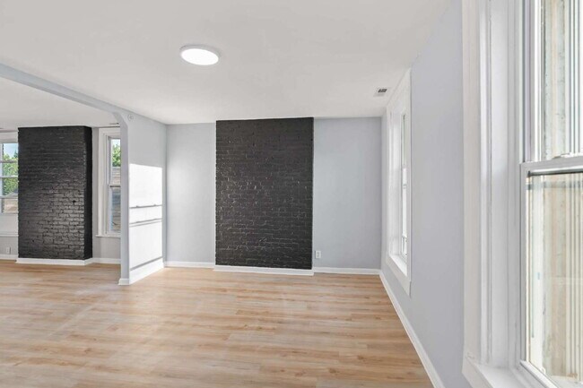 Foto del edificio - "Spacious 3-Bedroom Retreat at 57 1/2 Sara...