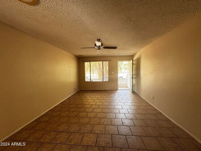 Building Photo - 3801 W Poinsettia Dr