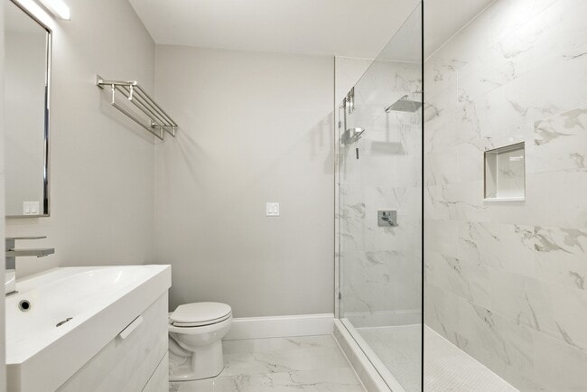 Building Photo - 52 River St