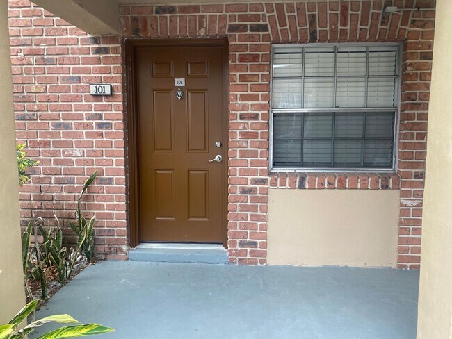 Building Photo - 1/1 Newly Renovated Carrington Park Condo ...