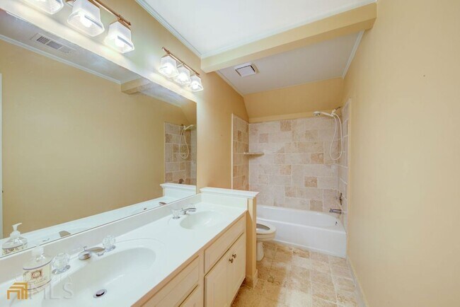 Foto del edificio - 4692 Bishop Lake Rd