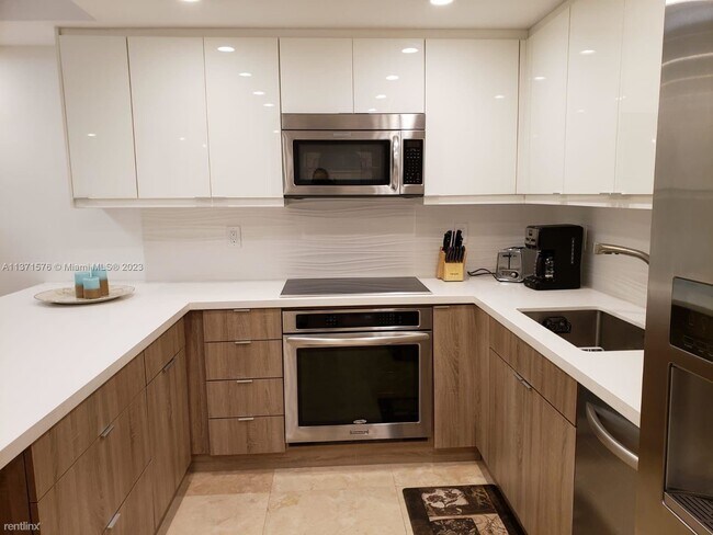 Building Photo - 2 br, 2 bath Condo - 19370 Collins Ave Apt...