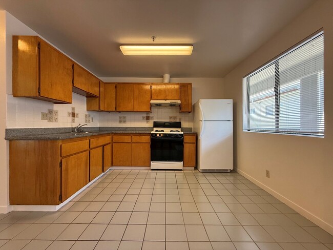 Building Photo - A bright and clean 2-bed, 1-bath home located in Oakland’s convenient Laurel District.